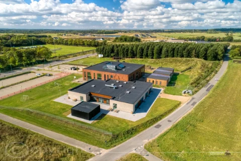 Drone foto af en af de mange skoler